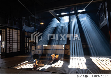 【光芒素材】冬の風物詩・妻籠宿脇本陣奥谷の光芒【長野県】 【光芒素材】冬の風物詩・妻籠宿脇本陣奥谷の光芒【長野県】 130974552