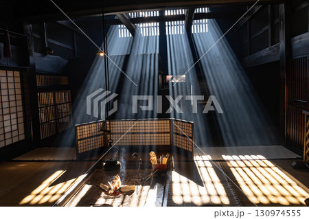 【光芒素材】冬の風物詩・妻籠宿脇本陣奥谷の光芒【長野県】 130974555