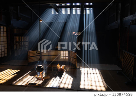 【光芒素材】冬の風物詩・妻籠宿脇本陣奥谷の光芒【長野県】 130974559