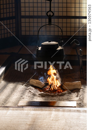 【光芒素材】冬の風物詩・妻籠宿脇本陣奥谷の光芒【長野県】 130974563