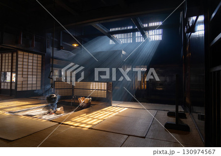 【光芒素材】冬の風物詩・妻籠宿脇本陣奥谷の光芒【長野県】 130974567