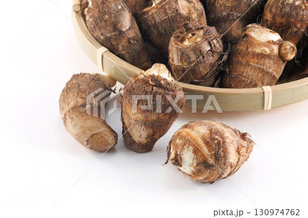 ザルに盛られた新鮮な里芋 130974762