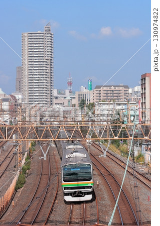 長大編成を連ねて副都心の街並みを走行するE231系電車_2010/10/7撮影 長大編成を連ねて副都心の街並みを走行するE231系電車_2010/10/7撮影 130974822