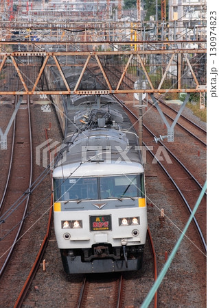 副都心の街並みを駆け抜ける185系電車の特急草津号_2010/10/7撮影 130974823