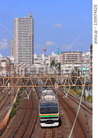 長大編成を連ねて副都心の街並みを走行するE231系電車_2010/10/7撮影 130974828