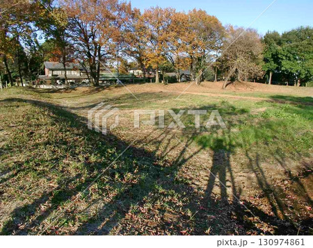 江田館跡が冬を迎える(2010.12.5) 紅葉が残り映える 季節はもう冬の日 北東を望む 130974861
