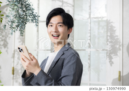 スマホを持つビジネスマン 130974990