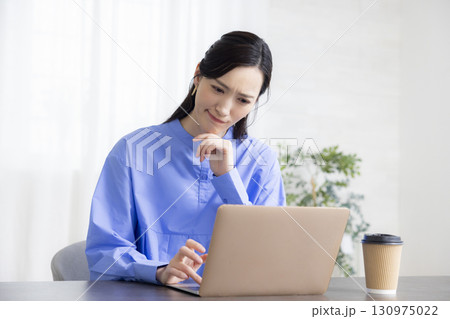 パソコンを使う女性 130975022