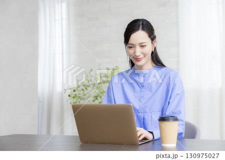 パソコンを使う女性 130975027