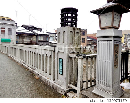 飛騨高山 宮川に架かる戎橋の欄干に銘板が見える風景 岐阜県高山市 飛騨高山 宮川に架かる戎橋の欄干に銘板が見える風景 岐阜県高山市 130975179