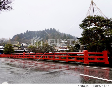 飛騨高山 宮川に架かる中橋の赤い欄干が見える風景 岐阜県高山市 飛騨高山 宮川に架かる中橋の赤い欄干が見える風景 岐阜県高山市 130975187