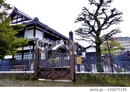 飛騨高山　高山市政記念館に雪が積もっている風景　岐阜県高山市 130975195