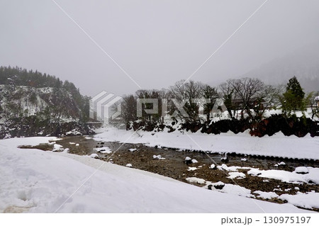 白川郷合掌村へ架かるであい橋から雪の庄川を見た風景 岐阜県大野郡白川村 白川郷合掌村へ架かるであい橋から雪の庄川を見た風景 岐阜県大野郡白川村 130975197