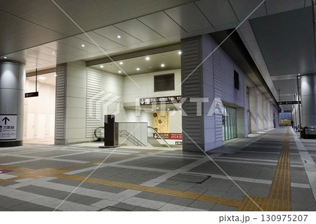 高岡駅古城公園口(北口)　地下街への入口の風景　富山県高岡市 130975207