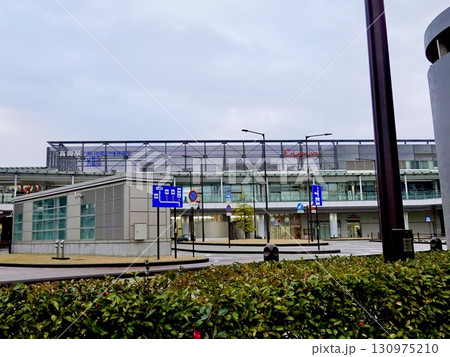 高岡駅古城公園口(北口)のバスターミナルの風景　富山県高岡市 130975210