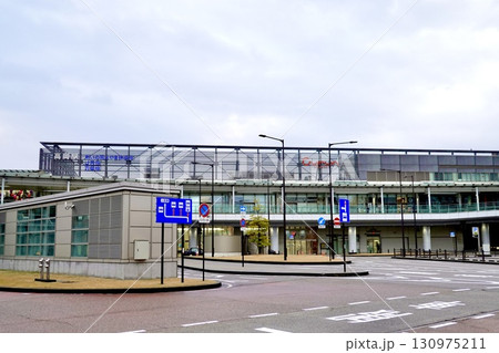 高岡駅古城公園口(北口)のバスターミナルの風景　富山県高岡市 130975211