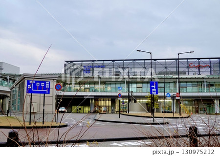 高岡駅古城公園口(北口)のバスターミナルの風景 富山県高岡市 高岡駅古城公園口(北口)のバスターミナルの風景 富山県高岡市 130975212