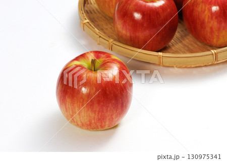 新鮮なりんご 130975341
