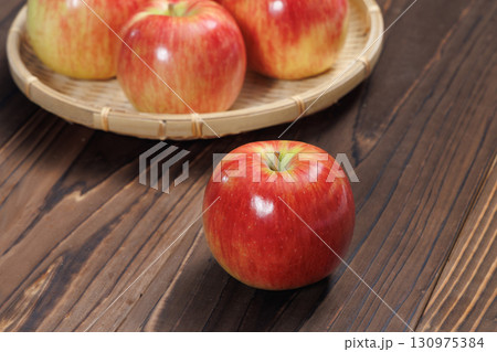 新鮮なりんご 新鮮なりんご 130975384