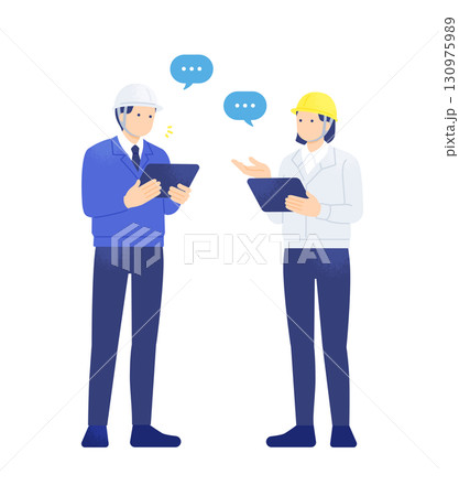 タブレットを使って打ち合わせをする建設現場のチーム 130975989