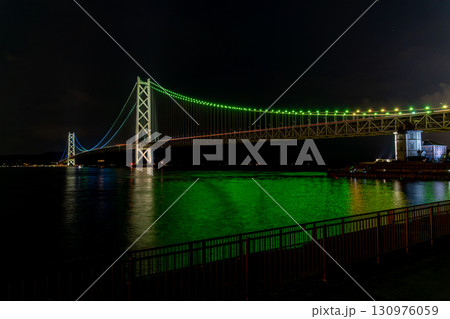 ライトアップされた明石海峡大橋 ライトアップされた明石海峡大橋 130976059