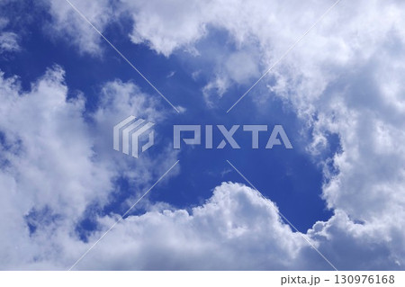 雲の空き間を抜けると向こうは青空 130976168