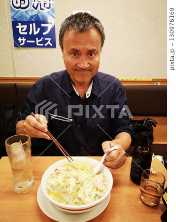野菜タンメンを食べる男性 野菜タンメンを食べる男性 130976169