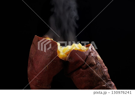 焼きあがった焼き芋 130976241