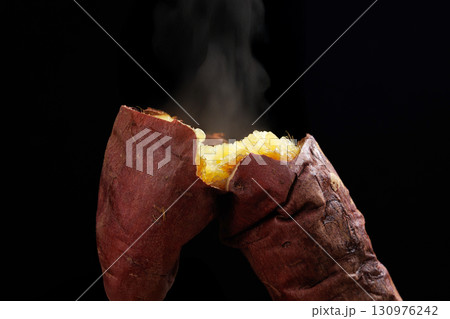 焼きあがった焼き芋 130976242