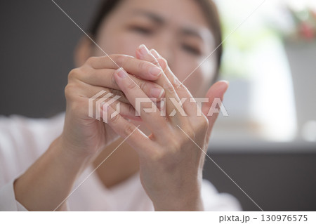 更年期の症状の手や指のこわばり 130976575