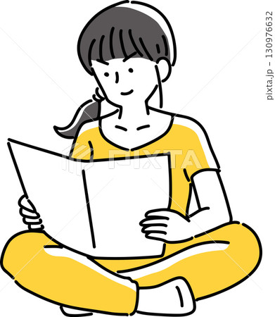胡坐を組んで書類を見る女性 胡坐を組んで書類を見る女性 130976632