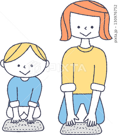 雑巾掛けをする親子 雑巾掛けをする親子 130976752