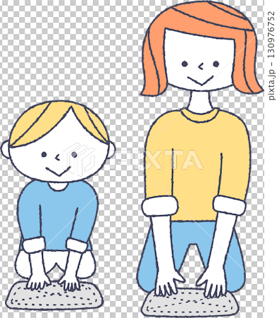 雑巾掛けをする親子 雑巾掛けをする親子 130976752