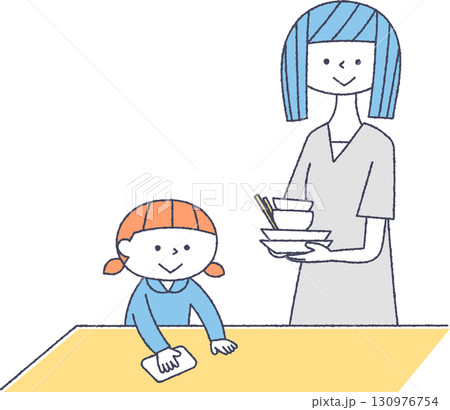 食後の片付けをする親子 130976754
