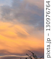 夕焼け空に浮かぶ雲 130976764