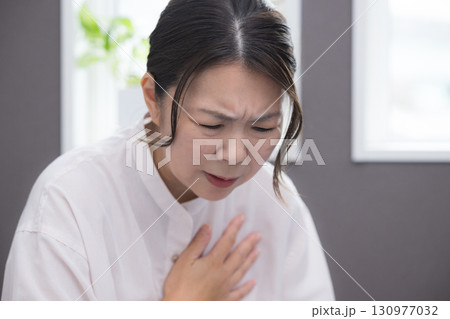 更年期などでの胸の痛み　胸痛や動悸 130977032