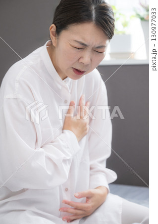 更年期などでの胸の痛み 胸痛や動悸 更年期などでの胸の痛み 胸痛や動悸 130977033