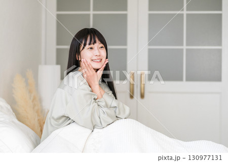 熟睡できて睡眠の質がよくお肌の調子がいい美肌の日本人女性 130977131