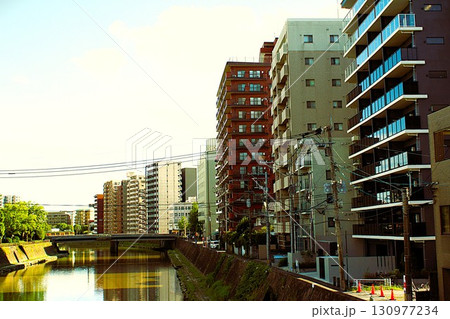 鹿児島中央駅近くの甲突川沿いにあるマンション群と高見橋 鹿児島中央駅近くの甲突川沿いにあるマンション群と高見橋 130977234