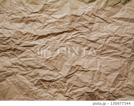 しわくちゃの茶色の紙 130977344