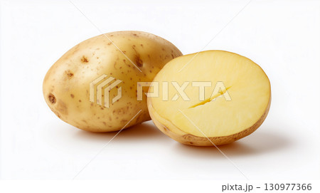 白背景のジャガイモとカットしたジャガイモ 130977366