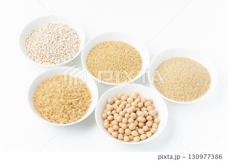 白背景に並べた五穀（玄米、大豆、麦、粟、稗） 130977386