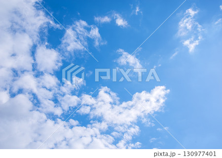 【秋の空】青空と白い雲 130977401