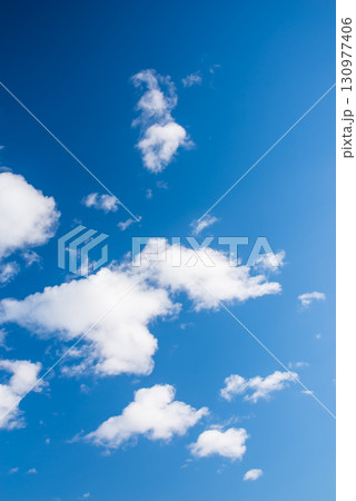 【秋の空】青空と白い雲 130977406
