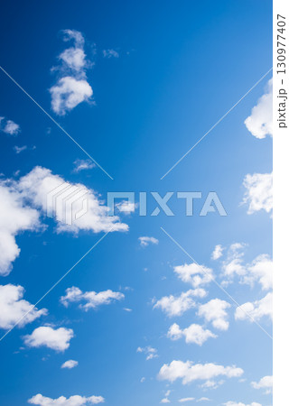 【秋の空】青空と白い雲 130977407