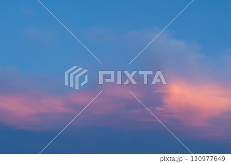 夕焼け雲のある青空の風景　b-1 130977649