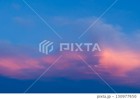 夕焼け雲のある青空の風景　b-2 高コントラスト 130977650