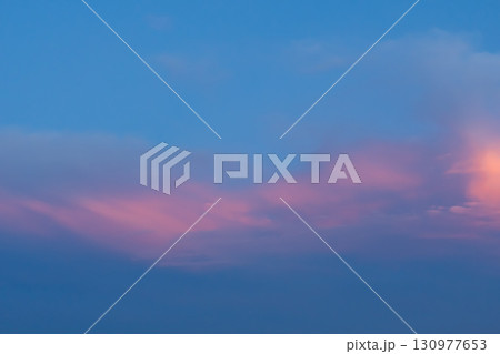 夕焼け雲のある青空の風景　c-1 130977653