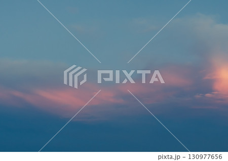 夕焼け雲のある青空の風景 c-4 暖色加味 夕焼け雲のある青空の風景 c-4 暖色加味 130977656