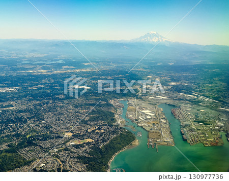 タコマ港とタコマ近郊の上空からの眺め、背後にレーニア山 タコマ港とタコマ近郊の上空からの眺め、背後にレーニア山 130977736
